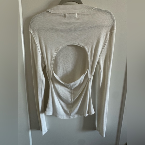 Free people NWOT, cream, long sleeve, shirt with open back. Size large. - Picture 2 of 3